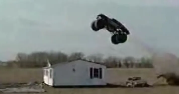 Demolire una casa con un Monster Truck