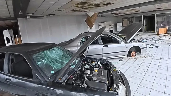 Saab, scoperto un concessionario abbandonato: oltre 20 auto distrutte dai vandali
