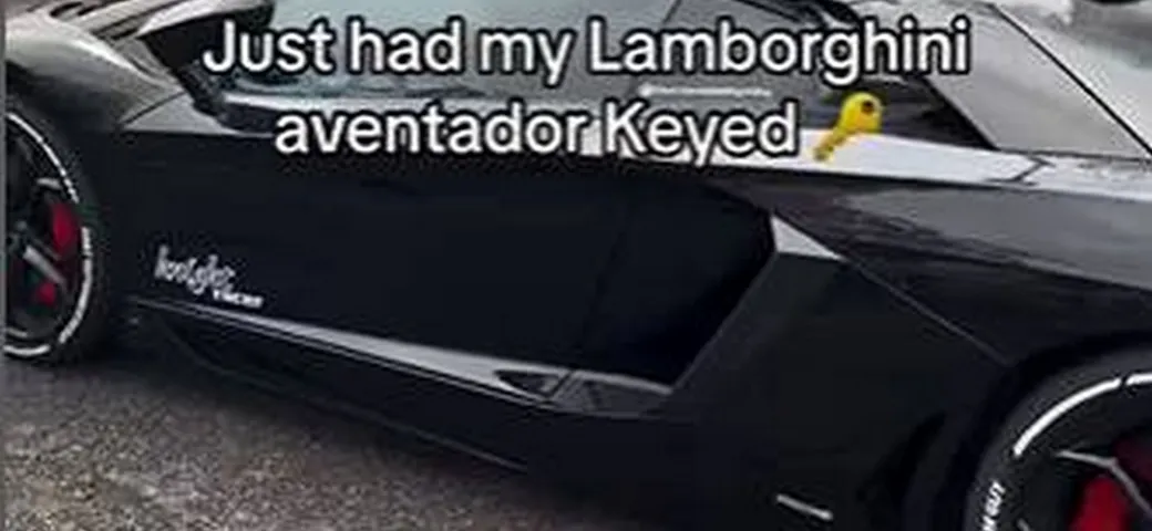 Lamborghini Aventador martoriata con un chiodo da un invidioso | Video