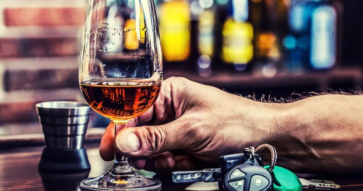L'alcol alla guida: i limiti da rispettare, le sanzioni e cos'è la patente a ore