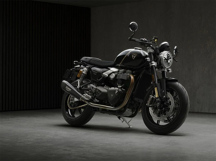 Nuova Triumph Speed Twin 1200 TFC: fibra di carbonio, Öhlins e Akrapovič di serie