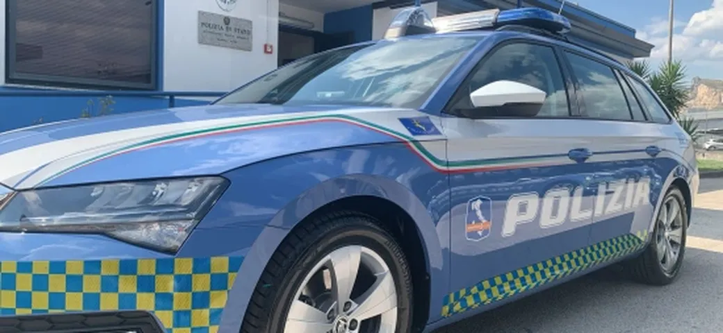 A tutta velocità in corsia d'emergenza senza patente: maxi multa