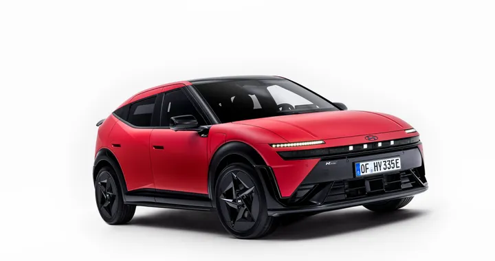 Hyundai IONIQ 3 debutta come hatchback BEV compatta: fino a 496 km di autonomia