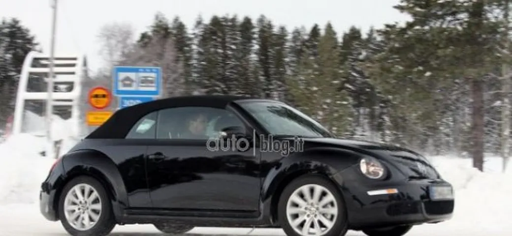 Foto spia Volkswagen Maggiolino Cabrio