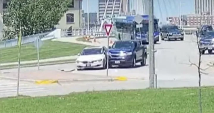 Chevy Colorado colpisce la BMW Serie 3 alla rotatoria [Video]