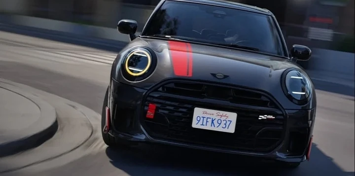 Nuova MINI Cooper S 4-Door Red Line Edition: stile JCW e 201 CV