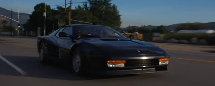 Giovane meccanica restaura la sua Ferrari Testarossa: missione epica