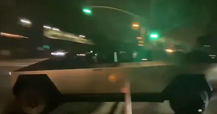 Elon Musk va in giro con la Tesla Cybertruck e fa pure un incidente