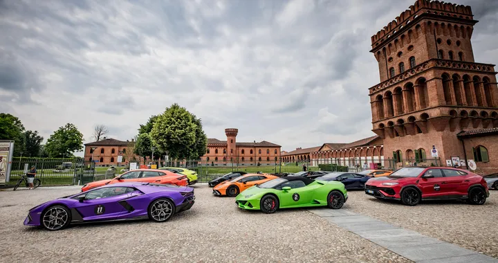 Lamborghini Esperienza Giro 2024: festa per le supercar del "toro"