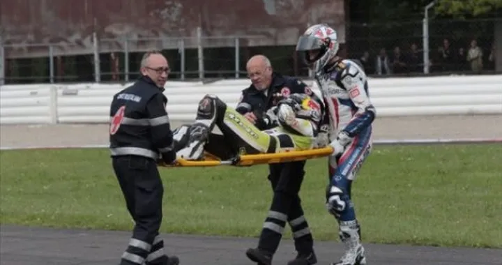 Foto del giorno: Ruben Xaus aiuta Jonathan Rea