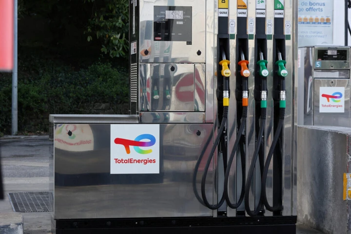 Benzina, cambia l’etichetta alla pompa: arriva una nuova dicitura per alcuni carburanti