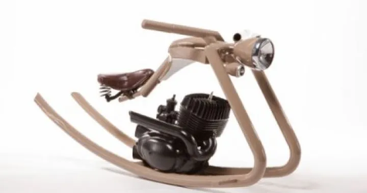 Design in moto: il dondolo per bikers in erba