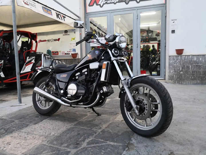 Honda VF 750 Custom: la cruiser anni '80 che ha fatto storia