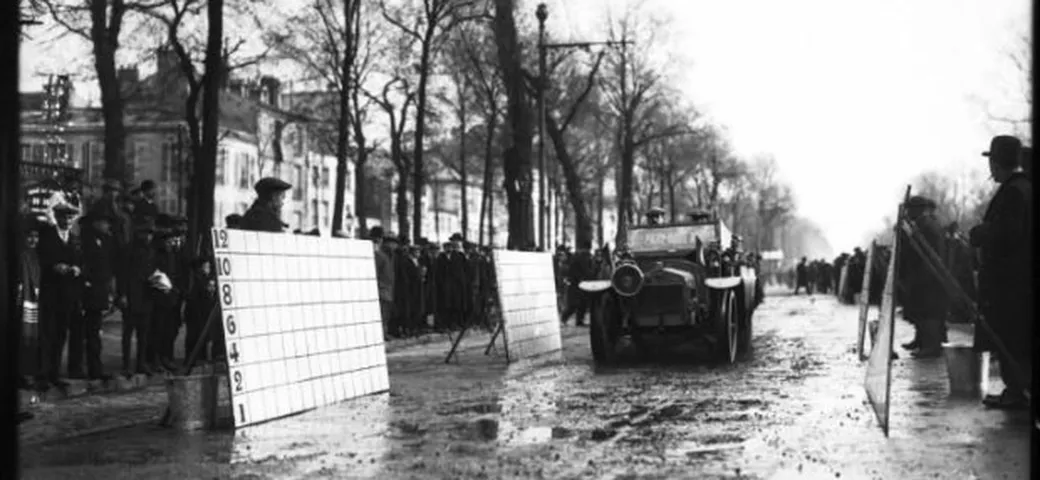 Gli schizzi di fango prodotti dalle auto? Nel 1912 pensavano di eliminarli così