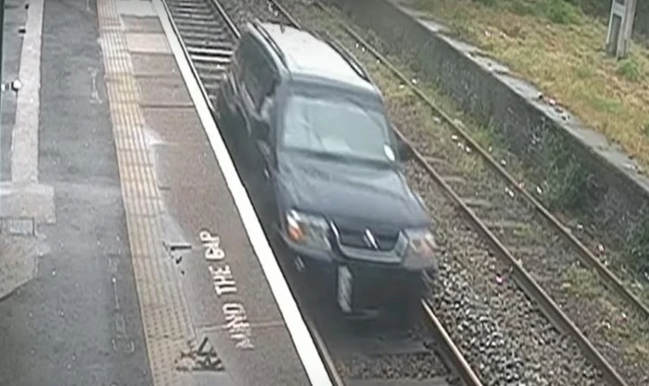 Guida il SUV sui binari: nei guai un giovane inglese [Video]