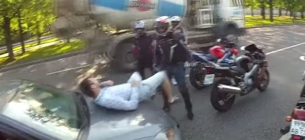 Si fa aggredire da dei motociclisti... per chiedere la mano alla fidanzata [Video]