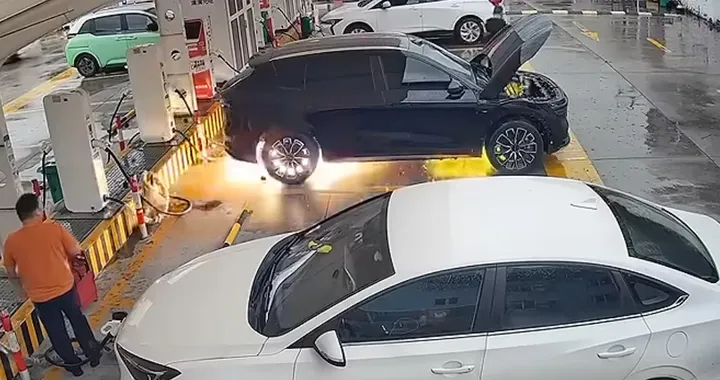 Zeekr 7X prende fuoco all’improvviso: cosa è successo?