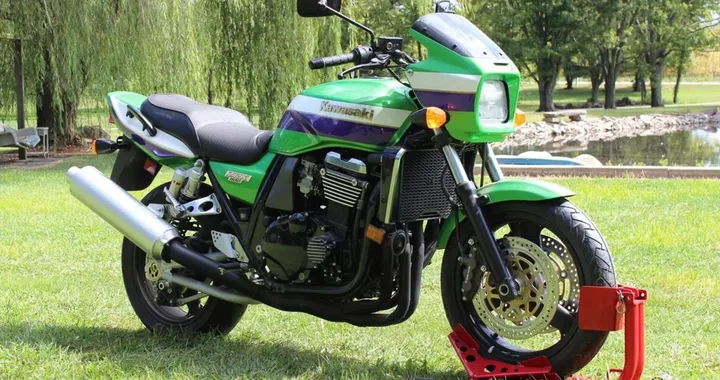 Va all’asta una Kawasaki ZRX1100 rimasta ferma per 25 anni