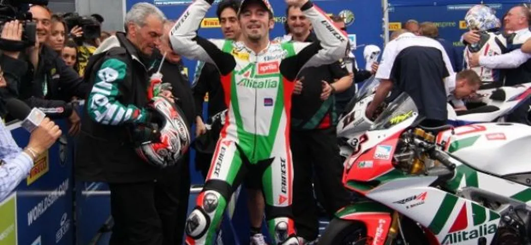 WSBK a Monza: seconda doppietta per Max Biaggi davanti ad Haslam e Corser in una gara ad eliminazione