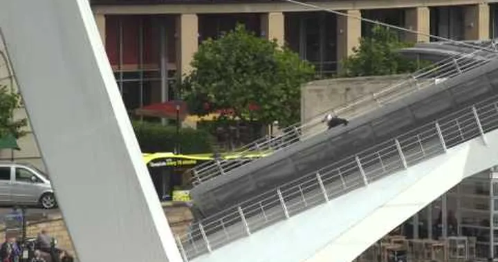 Julien Dupont scala il Gateshead Millennium Bridge