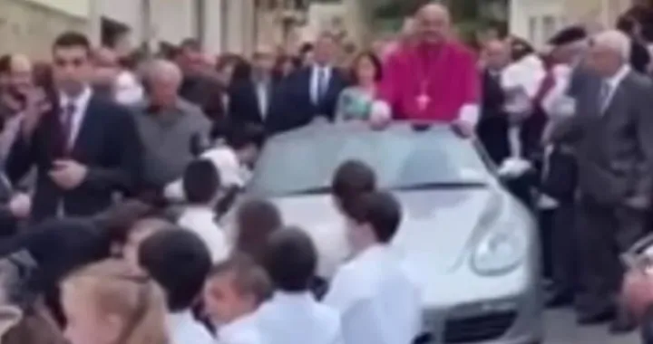 Arcivescovo su una Porsche trainata dai bambini a Malta [Video]