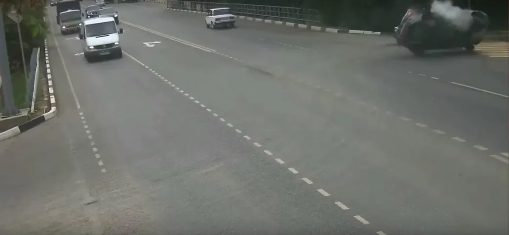 Spaventoso urto di una moto con un'auto [Video]