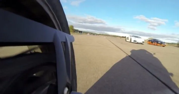 BMW S1000RR vs Bugatti Veyron vs Lamborghini Aventador [video]