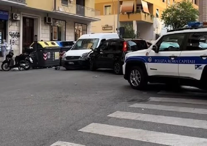 Buca il rosso e scappa dalla Polizia locale: causa un incidente