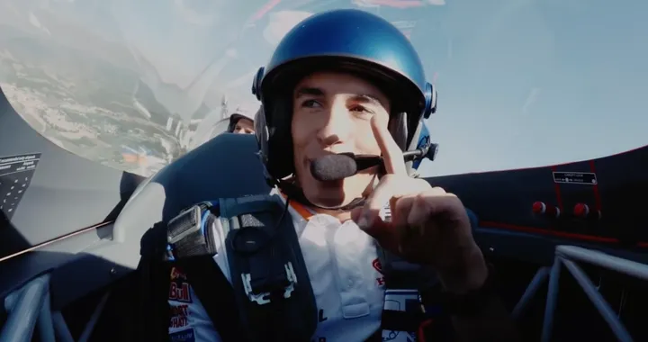 Marc Marquez: evoluzioni aeree mozzafiato con Juan Velarde