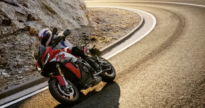 BMW S 1000 XR arriva nei concessionari: il lancio commerciale anche in chiave digital