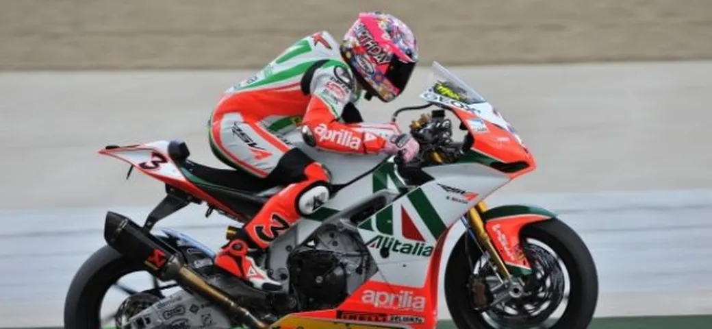 L'Aprilia RSV4 di Max Biaggi, Campione del Mondo Superbike 2010 esposta allo Spazio Broletto 13 di Milano