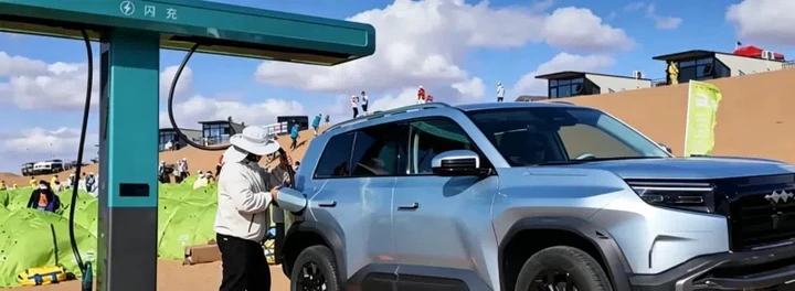 BYD testa la ricarica ultra-rapida nel deserto: 5 minuti per una ricarica e 9 per il pieno