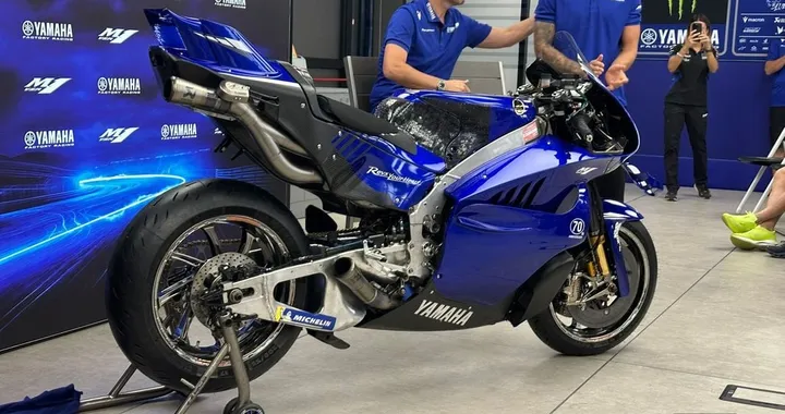 Addio al quattro cilindri in linea: Yamaha presenta la M1 V4 a Misano