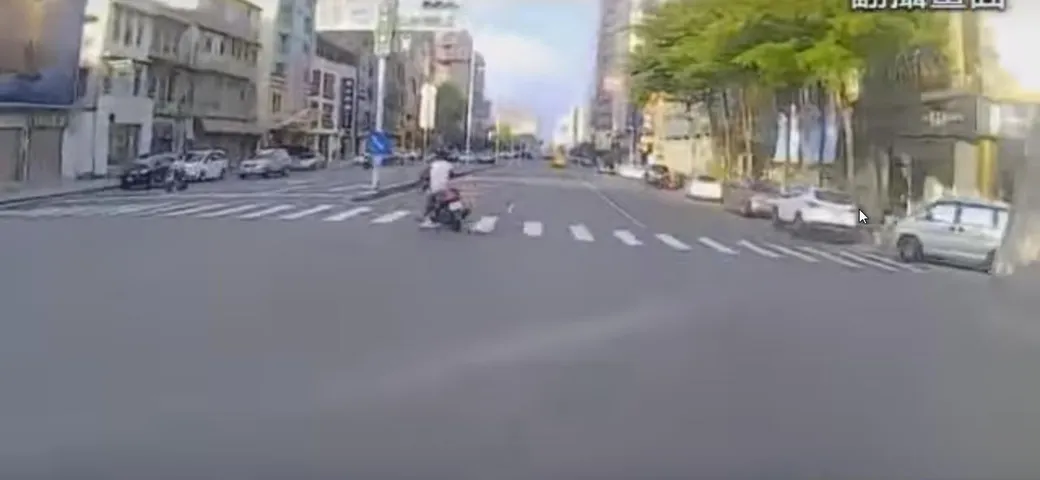 Poliziotto insegue ladro in moto a Taiwan [Video]