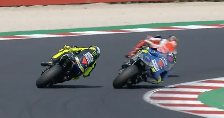 MotoGP, Misano: "leoni da tastiera" insultano Joan Mir dopo il sorpasso su Valentino Rossi