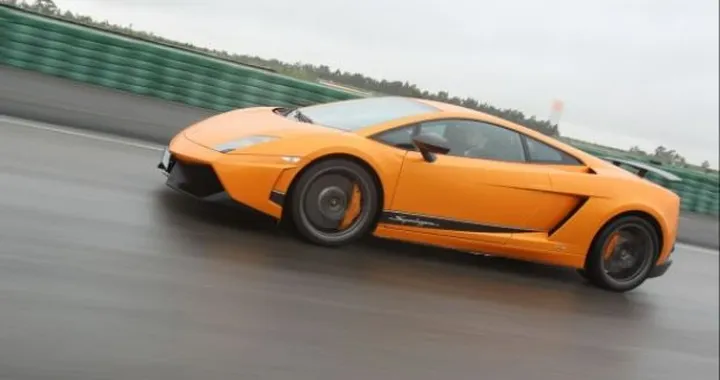 Lamborghini Gallardo LP 570-4 Superleggera: dati tecnici e foto in pista