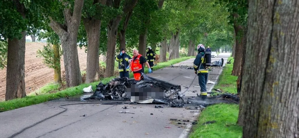 Porsche disintegrata in un incidente su un viale alberato