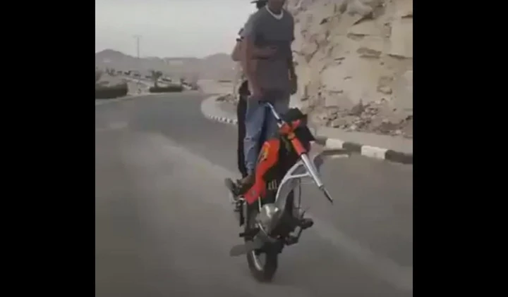 Follie in moto, impenna senza la ruota anteriore [Video]