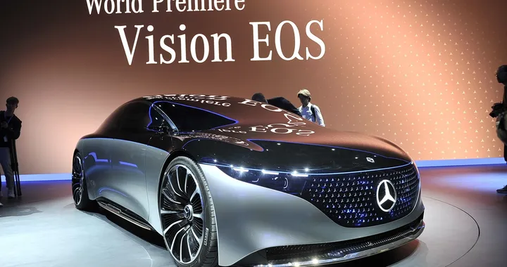 La Mercedes Vision EQS debutta a Francoforte con 700 km di autonomia