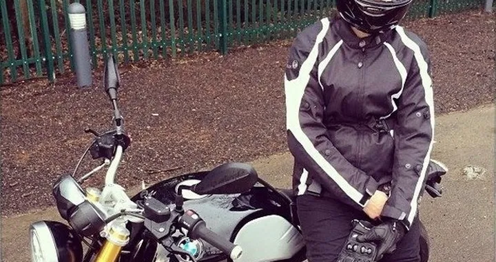 Milla Jovovich prova la BMW R nineT ... e cade [video]