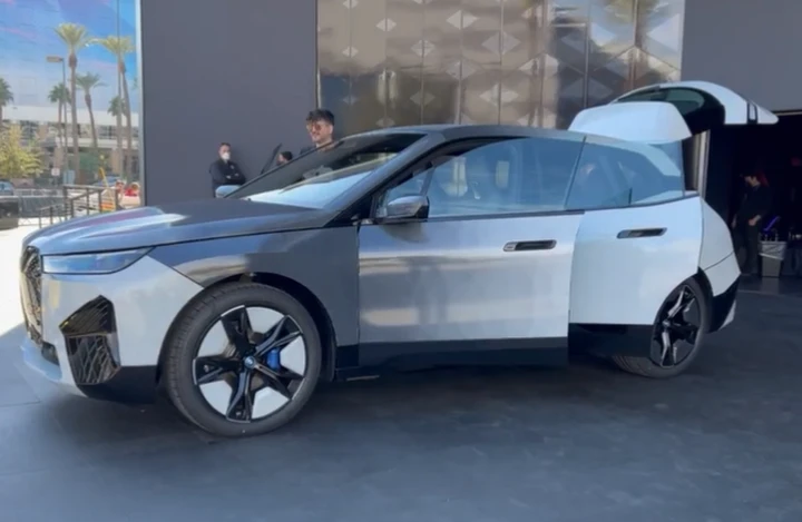 Cambiare colore all'auto in un secondo: BMW svela la nuova tecnologia [Video]