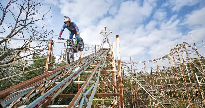 Dougie Lampkin sulle montagne russe in moto