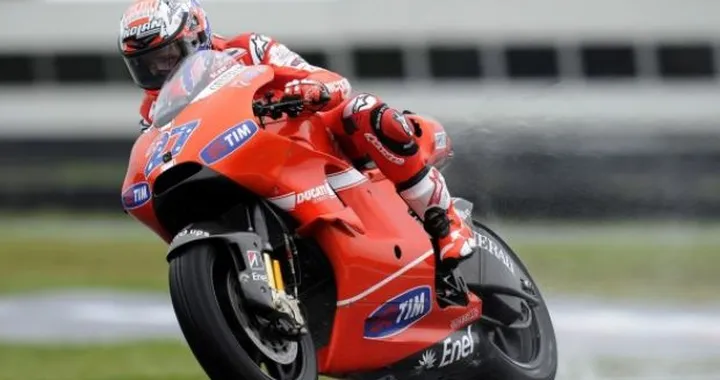 Casey Stoner, super pole davanti a Lorenzo e Spies. Bene Simoncelli, male Rossi e Dovizioso