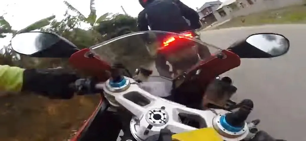 Zero distanza di sicurezza: Ducati Panigale S a terra [Video]