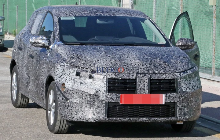 Dacia Sandero: foto spia della terza generazione