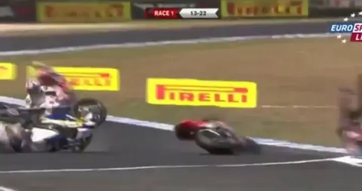 SBK: il video dell'incidente di Carlos Checa a Phillip Island