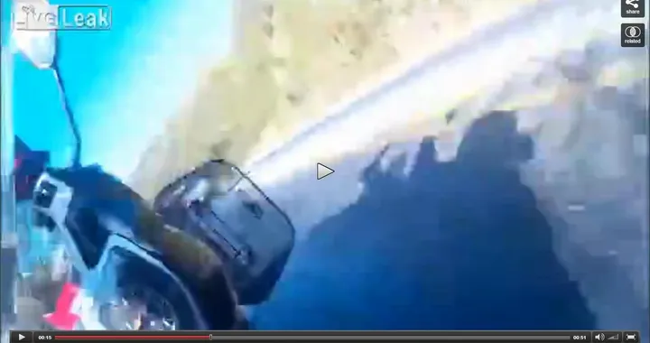 Caduta con lo scooter su una strada scivolosa [Video]