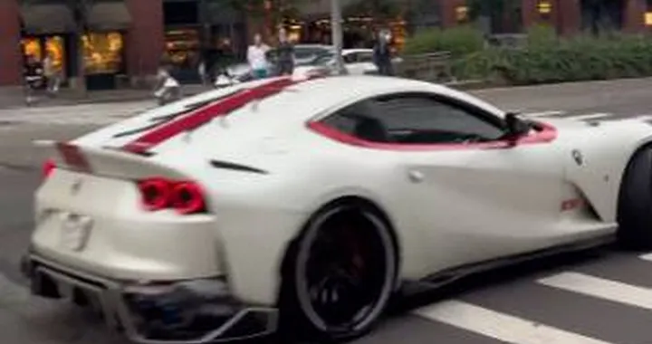 Ferrari 812 costretta a fare uno show folle all'incrocio di New York | Video