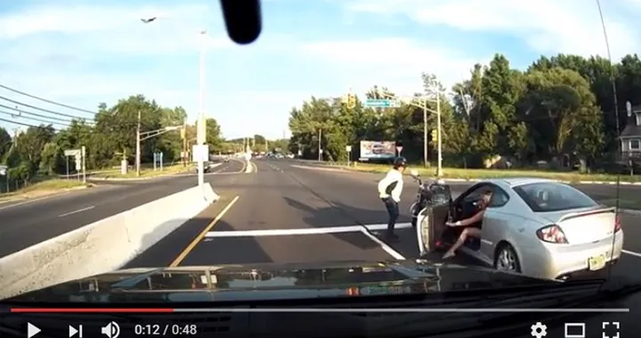 Auto tampona motocicletta al semaforo [Video]