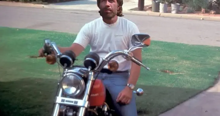 Chuck Norris e le moto: la storia segreta tra cinema e solidarietà